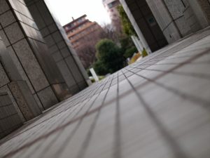 浮動性めまい、手足のしびれ、何科